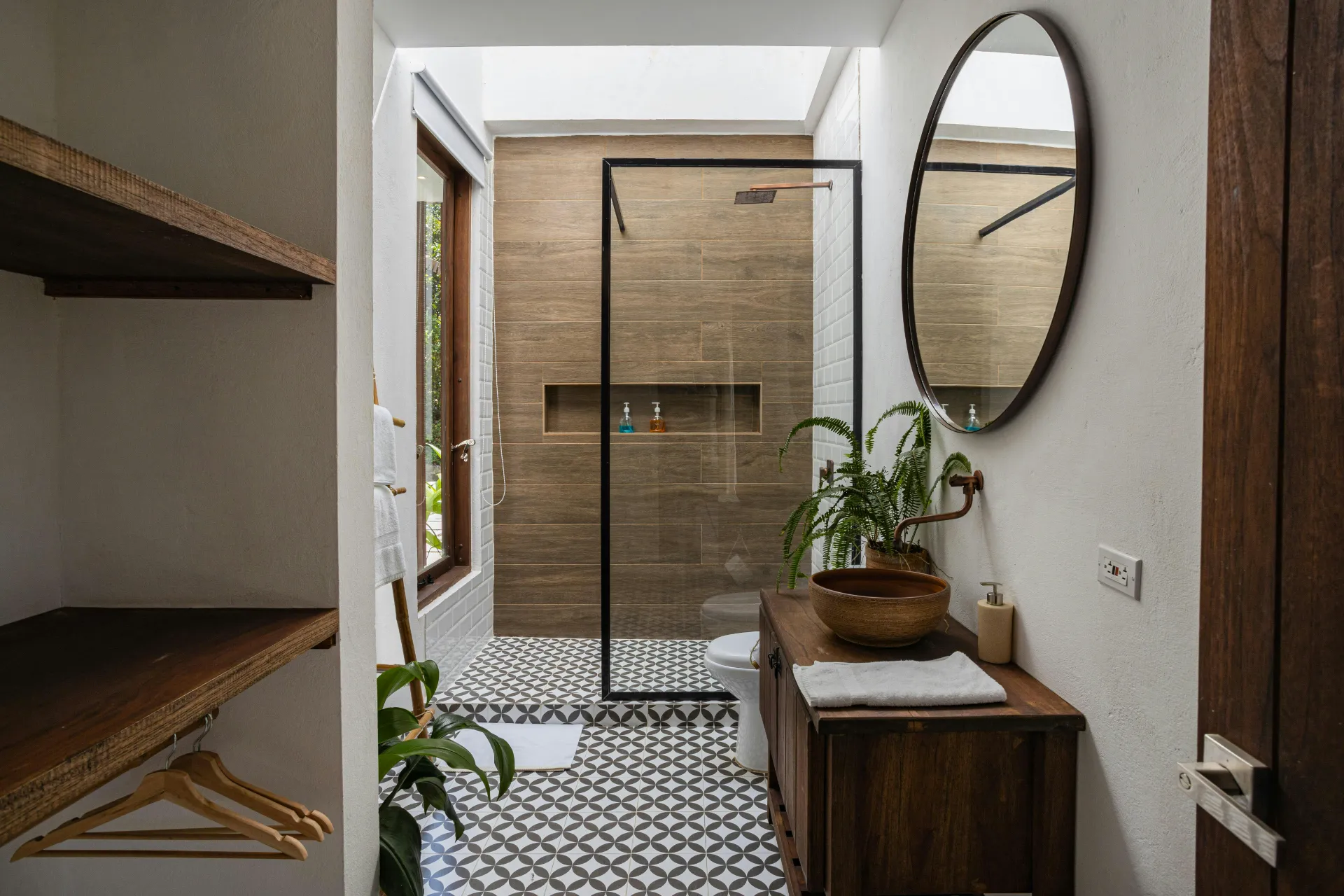 Petite salle de bain moderne avec douche à l’italienne, meuble vasque en bois et miroir rond