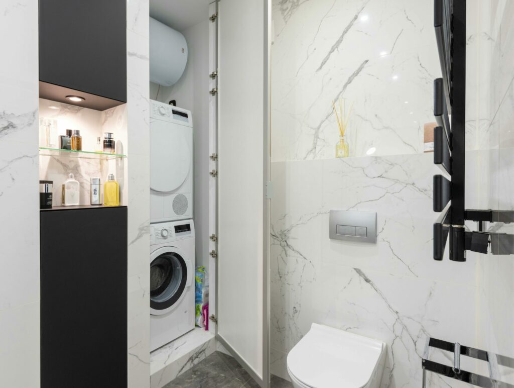 pexels-heyho-6980663 - RenovSmart Salle de bain moderne avec toilettes suspendues et buanderie encastrée avec lave-linge et sèche-linge
