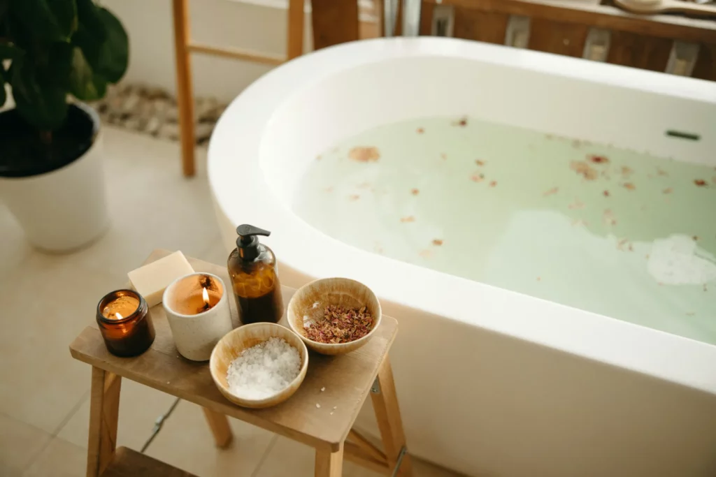 pexels-yaroslav-shuraev-6811176_optimized - RenovSmart Baignoire avec eau parfumée et plateau en bois avec bougies, sel de bain et huile