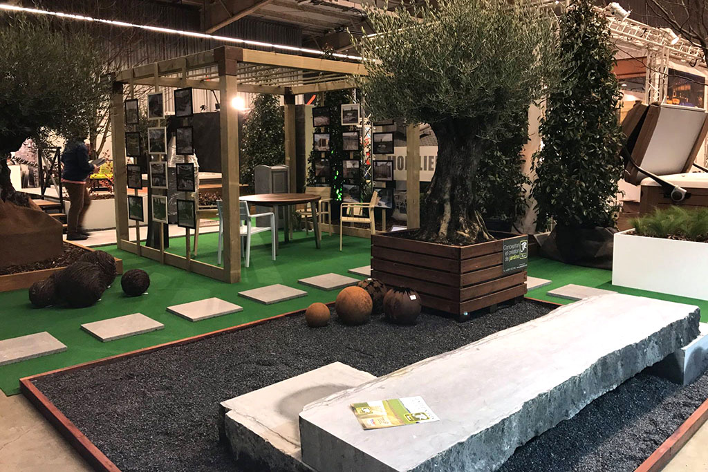 Buitenaanleg met houten pergola en tuinontwerp gepresenteerd op de bouw- en tuinbeurs in Aarlen.